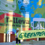 Greenpeace se manifiesta en la estación madrileña de Atocha para pedir una tarjeta única de transporte para toda España: «Que una persona pueda viajar por Madrid o Sevilla con el mismo billete»