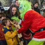 Papá Noel desfila por tercer año consecutivo por las calles de Guadalajara pero son los ‘grinchs’ los que hacen las delicias de los niños