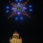 La lluvia retrasó, pero no impidió que los vecinos de Guadalajara pudieran disfrutar del novedoso espectáculo navideño del cielo nocturno iluminado por 150 drones: este sábado tres nuevas exhibiciones