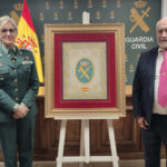 El pintor Ricardo Sánchez-Pardo Roldán regala una acuarela con el escudo de la Guardia Civil a la comandancia de Guadalajara