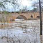 El Ayuntamiento de Guadalajara recuerda que el cauce del Henares está en ‘nivel rojo’ por las intensas lluvias y mantiene la prohibición de acceder a las zonas peatonales del río y a los parques de la ciudad en los próximos días